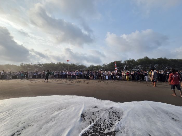 PELEPASAN TUKIK PANTAI KEMBAR TERPADU: AKSI NYATA PELESTARIAN ALAM BERSAMA MAHASISWA KKN UNSOED 01