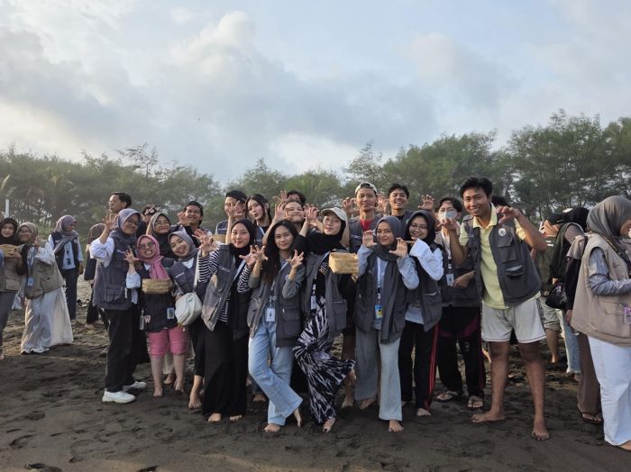 PELEPASAN TUKIK PANTAI KEMBAR TERPADU: AKSI NYATA PELESTARIAN ALAM BERSAMA MAHASISWA KKN UNSOED