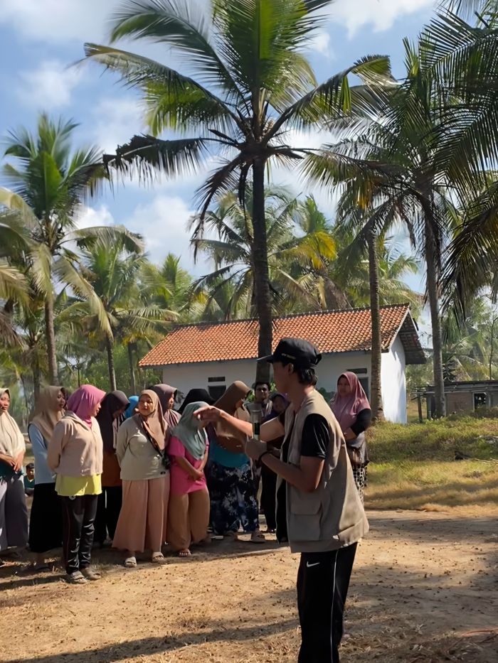 Mahasiswa KKN Unsoed Desa Tambakmulyo Edukasi Masyarakat tentang Pengelolaan Sampah Rumah Tangga Berbasis Tempat Sampah Terpilah 01