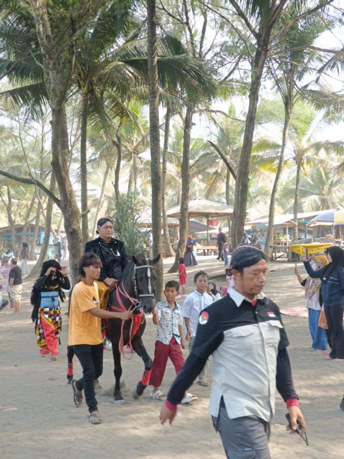 KEGIATAN TASYAKURAN AMERTI BUMI DI PANTAI KEMBAR TERPADU DESA TAMBAKMULYO 01