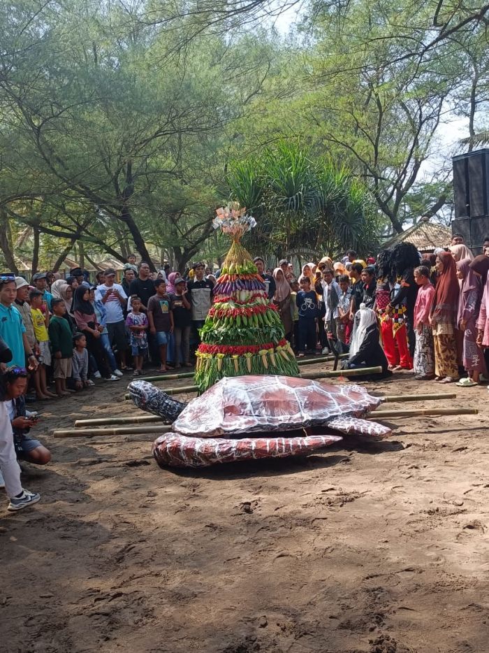 KEGIATAN TASYAKURAN AMERTI BUMI DI PANTAI KEMBAR TERPADU DESA TAMBAKMULYO 02