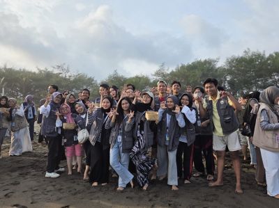 PELEPASAN TUKIK PANTAI KEMBAR TERPADU: AKSI NYATA PELESTARIAN ALAM BERSAMA MAHASISWA KKN UNSOED