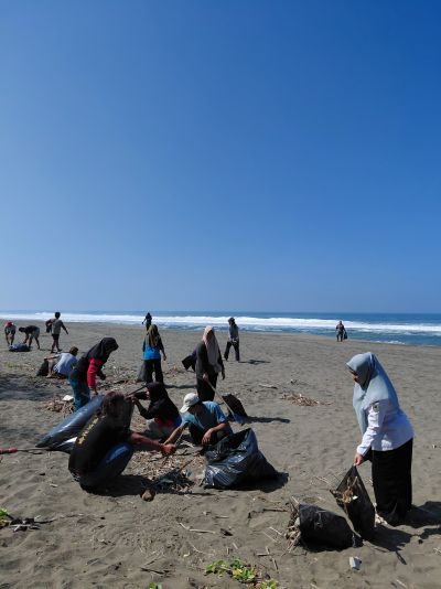 Mahasiswa KKN Unsoed Desa Tambakmulyo Gelar Gerakan Bersih Pantai Criwik Bersama Masyarakat